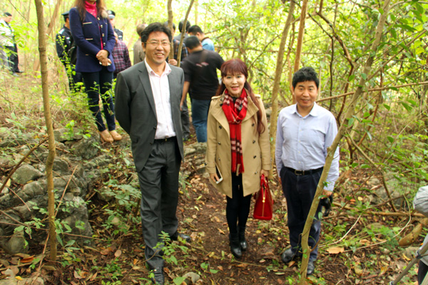 右一：周金星教授，中：张卫董事长
